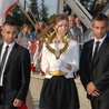 Delegacja młodych z Maszkienic niesie relikwie św. Jana Pawła II