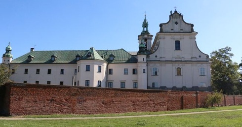 Oczyścili mur na Skałce