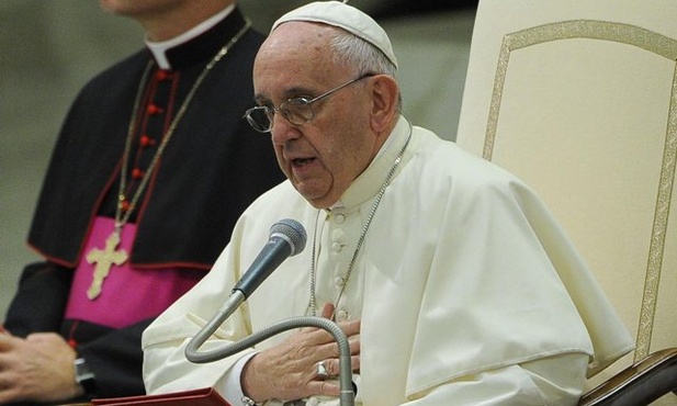 Papież nosi krzyż księdza ściętego w Iraku