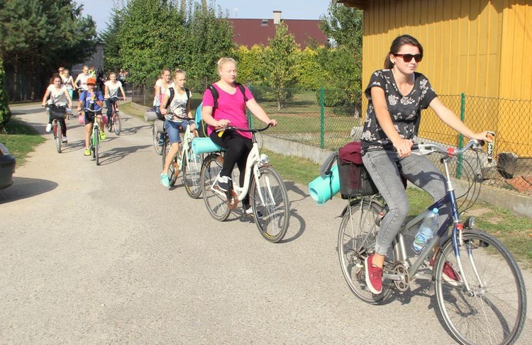 Pielgrzymka rowerowa młodzieży z okręgu dąbrowskiego do Zabawy