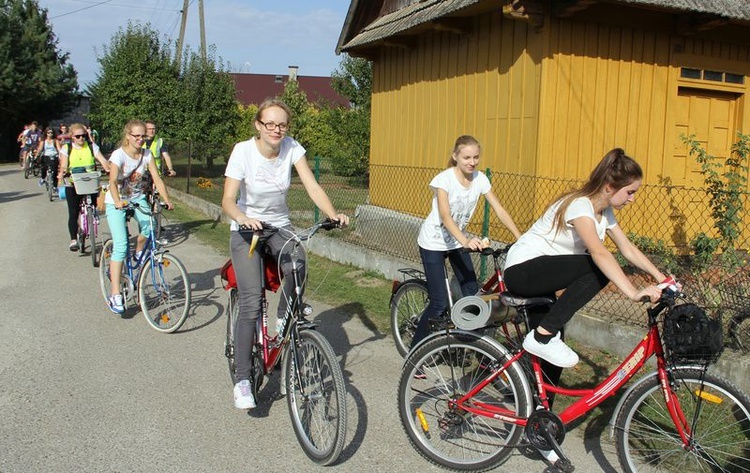 Pielgrzymka rowerowa młodzieży z okręgu dąbrowskiego do Zabawy