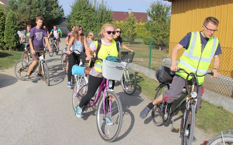 Pielgrzymka rowerowa młodzieży z okręgu dąbrowskiego do Zabawy