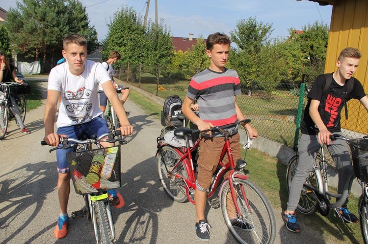 Pielgrzymka rowerowa młodzieży z okręgu dąbrowskiego do Zabawy