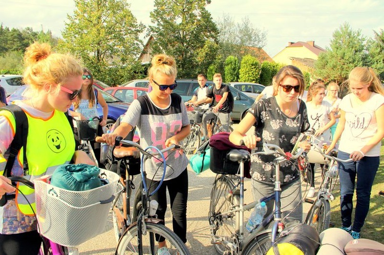 Pielgrzymka rowerowa młodzieży z okręgu dąbrowskiego do Zabawy