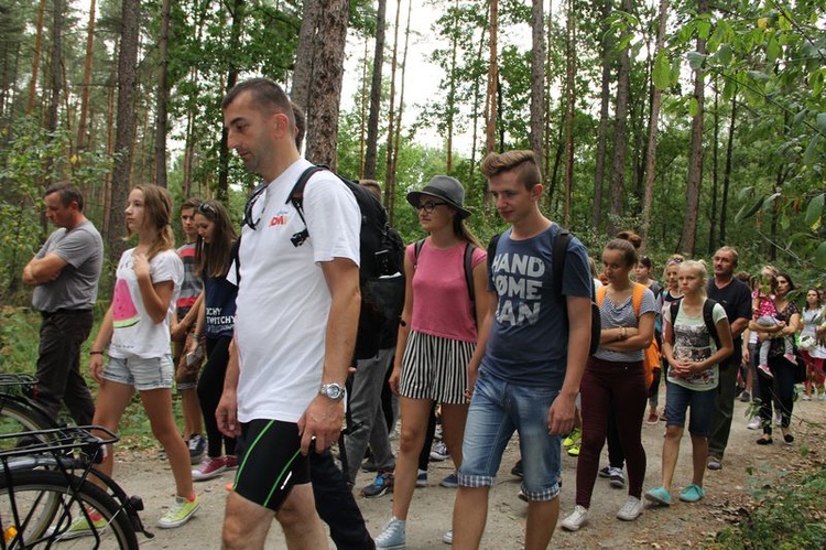 Pielgrzymka rowerowa młodzieży z okręgu dąbrowskiego do Zabawy