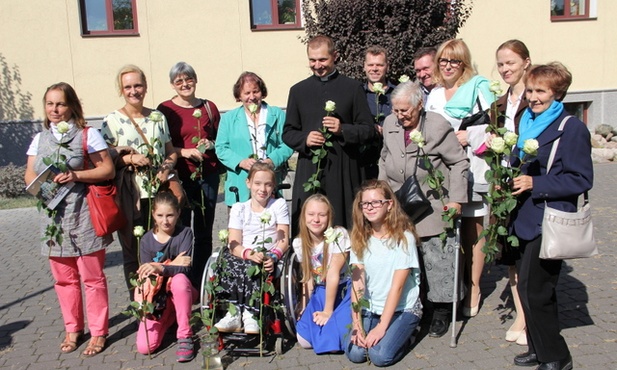 Zelatorzy nowych róż różańcowych w diecezji warszawsko-praskiej z opiekunem ks. Romanem Kotem