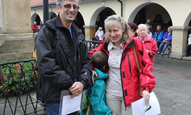 Agata i Mariusz Adamscy z synami - Marcinem (na zdjęciu z rodzicami) i klerykiem Krzysztofem po ra zkolejny byli w Kalwarii