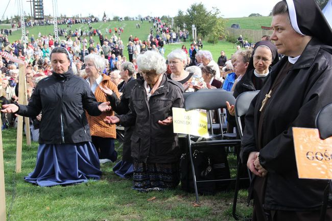 Diecezjalna pielgrzymka do Skrzatusza. Adoracja