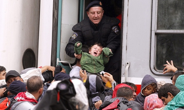 Tłumy migrantów napływają do Austrii