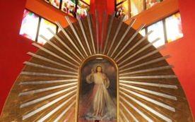 Obraz Pana Jezusa Miłosiernego w ołtarzu głównym