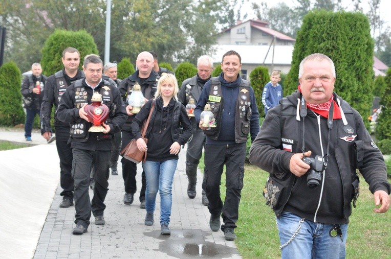 W drodze do pomnika ofiar "Przejście" w Zabawie