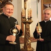 Proboszcz w Moszczanicy ks. Edward Loranc (z prawej) i wikariusz ks. dr Stanisałw Cader z relikwiarzami Apostołów Miłosierdzia: św. Faustyny i św. Jana Pawła II