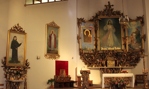 Wizerunki Miłosierdzia towarzyszą obrazowi Jezusa Miłosiernego po lewej stronie kościoła