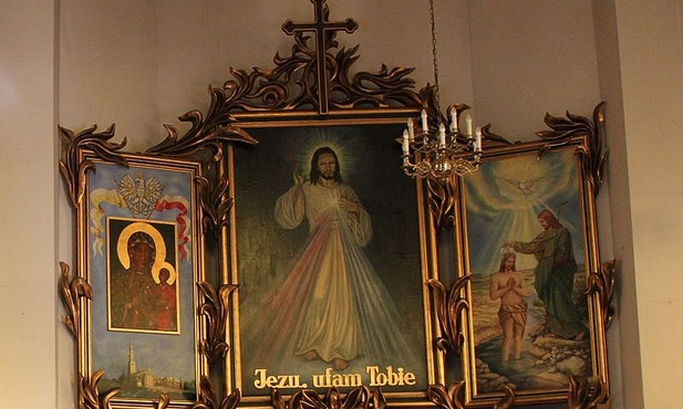 Obraz Jezusa Miłosiernego znajduje się w ołtarzu głównym, w centrum tryptyku