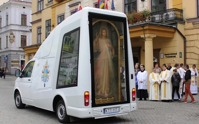 Samochód-kaplica, którym podróżują Znaki Miłosierdzia Bożego