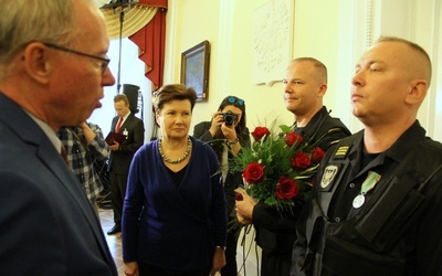 Odznaczeni warszawscy strażnicy: Mirosław Pracownik i Andrzej Kozłowski 