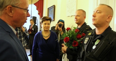 Odznaczeni warszawscy strażnicy: Mirosław Pracownik i Andrzej Kozłowski 