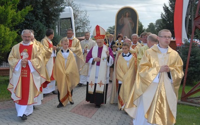 Procesja do kościoła w Woli Rogowskiej
