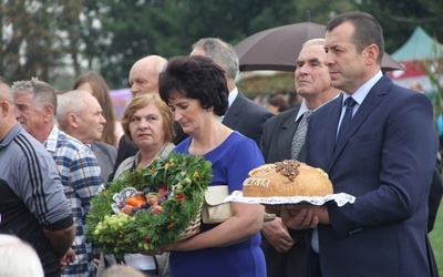 Starostowie dożynek Bogumiła Kowalczyk i Janusz Kacperski