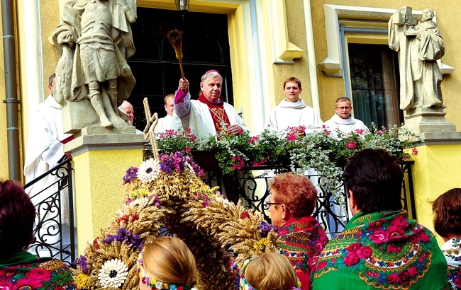 Bp Jan Kopiec poświęcił korony żniwne,  z którymi przyjechały delegacje różnych parafii