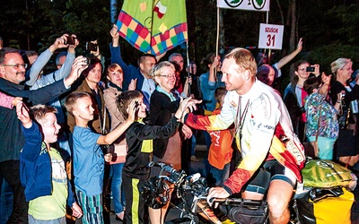 Rodzina, znajomi i kibice witają o. Tomasza Maniurę oraz pozostałych rowerzystów NINIWA Team po powrocie do Kokotka z wyprawy „Radość Życia”
