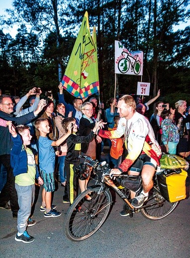 Rodzina, znajomi i kibice witają o. Tomasza Maniurę oraz pozostałych rowerzystów NINIWA Team po powrocie do Kokotka z wyprawy „Radość Życia”