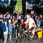 Rodzina, znajomi i kibice witają o. Tomasza Maniurę oraz pozostałych rowerzystów NINIWA Team po powrocie do Kokotka z wyprawy „Radość Życia”