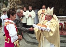 Bp Rudolf Pierskała przyjmuje chleb od starostów dożynek