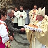 Bp Rudolf Pierskała przyjmuje chleb od starostów dożynek