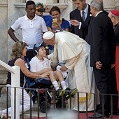 Po spotkaniu papież krótko rozmawiał z niepełnosprawnym chłopcem, który bardzo chciał pozdrowić ojca świętego