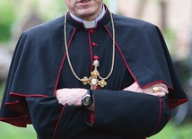 Abp Zbigniew Stankiewicz Pochodzi z rodziny o polskich korzeniach. Zanim został księdzem, pracował jako inżynier w stoczni, a potem w banku. Święcenia kapłańskie przyjął w 1996 r. Jest doktorem teologii fundamentalnej. Od 2010 r. jest arcybiskupem Rygi. 