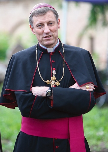 Abp Zbigniew Stankiewicz Pochodzi z rodziny o polskich korzeniach. Zanim został księdzem, pracował jako inżynier w stoczni, a potem w banku. Święcenia kapłańskie przyjął w 1996 r. Jest doktorem teologii fundamentalnej. Od 2010 r. jest arcybiskupem Rygi. 