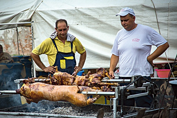 Pieczone prosię, czyli peczenica, to narodowe danie Serbów