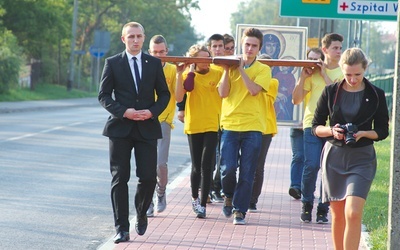 Krzyż w drodze do szpitala na Winiarach