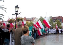 Protestujący przeszli z flagami i transparentami na Stary Rynek