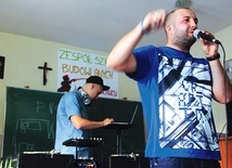  Koncert ewangelizacyjny, który odbył się 14 września, to pierwszy z owoców pracy duszpasterskiej w nowej szkole ks. Artura Kotrysa z bolesławieckiej bazyliki mniejszej