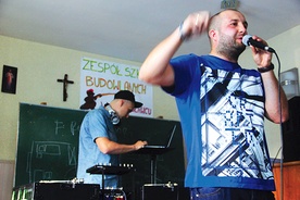  Koncert ewangelizacyjny, który odbył się 14 września, to pierwszy z owoców pracy duszpasterskiej w nowej szkole ks. Artura Kotrysa z bolesławieckiej bazyliki mniejszej