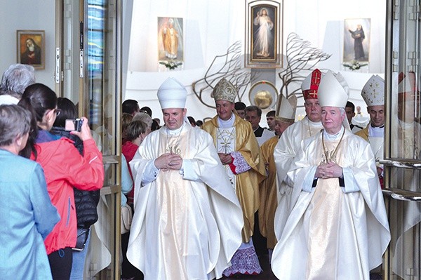 Procesja z bazyliki Miłosierdzia Bożego