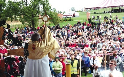 Bp Edward Dajczak błogosławi diecezjan Najświętszym Sakramentem