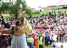 Bp Edward Dajczak błogosławi diecezjan Najświętszym Sakramentem