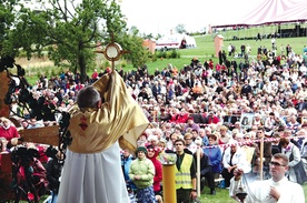 Bp Edward Dajczak błogosławi diecezjan Najświętszym Sakramentem