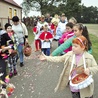 Po Mszy św. uczestnicy uroczystości wzięli udział w procesji  eucharystycznej...