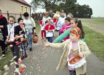 Po Mszy św. uczestnicy uroczystości wzięli udział w procesji  eucharystycznej...