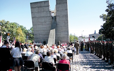  W uroczystościach  pod pomnikiem Zesłańcom  Sybiru wzięło udział  ok. 300 osób 