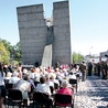  W uroczystościach  pod pomnikiem Zesłańcom  Sybiru wzięło udział  ok. 300 osób 