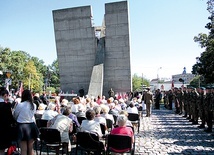  W uroczystościach  pod pomnikiem Zesłańcom  Sybiru wzięło udział  ok. 300 osób 