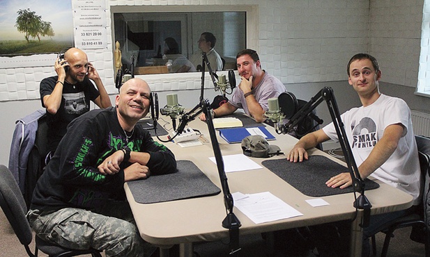 PitBóle w studiu nagraniowym radia Anioł Beskidów. Od lewej: Wojtek Piszczek, Bogdan Krzak, Andrzej Mizia i Michał Janota 