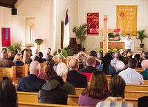 Ścieżki dwunastu  bohaterów filmu  przecinają się w kaplicy  pastora Matthew 