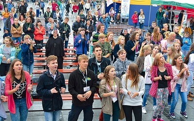 Na płycie nowotarskiego rynku młodzież żywo reagowała na ewangeliczne dźwięki płynące z plenerowej sceny 