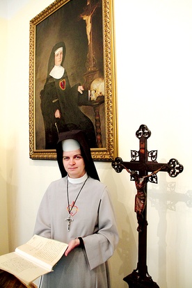  – Przy tym krzyżu modliła się matka Klara, stał w jej pokoju – opowiada s. Jadwiga, pokazując też bezcenne listy współzałożycielki do sióstr